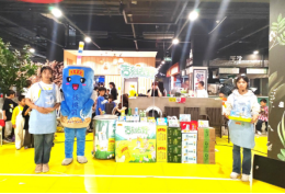 一群人站在臺上中度可信度描述已自動(dòng)生成