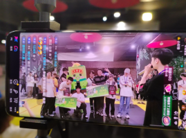 人們在看臺上的人演出描述已自動(dòng)生成