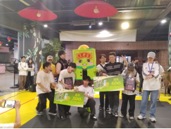 一群人站在室內描述已自動(dòng)生成